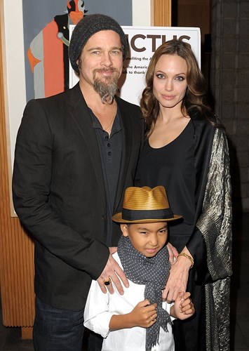   Cô và chồng cũ Brad Pitt và Maddox tại buổi công chiếu bộ phim 
