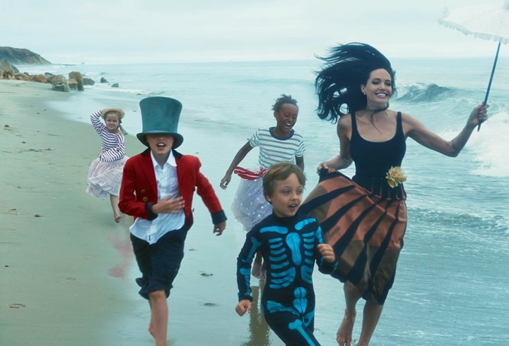   Nụ cười hạnh phúc của bà mẹ 42 tuổi khi cùng các con chơi đùa trên bãi biển trong buổi chụp hình cho tạp chí Vogue.