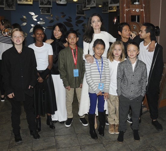   Angelina trở thành tâm điểm khi xuất hiện cùng 6 người con và các diễn viên trong phim 