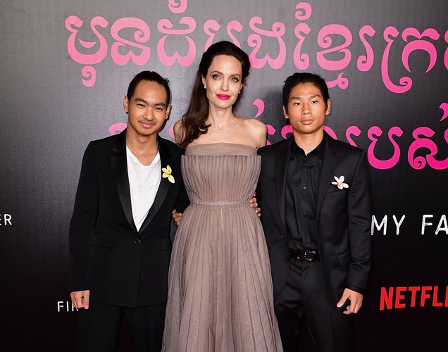   Ba mẹ con Angelina, Maddox và Pax tại buổi ra mắt bộ phim 