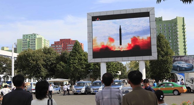 Người dân Triều Tiên theo dõi tin tức về vụ phóng tên lửa Hwasong-12 ở Bình Nhưỡng, ngày 16/9/2017. (Nguồn: AP)