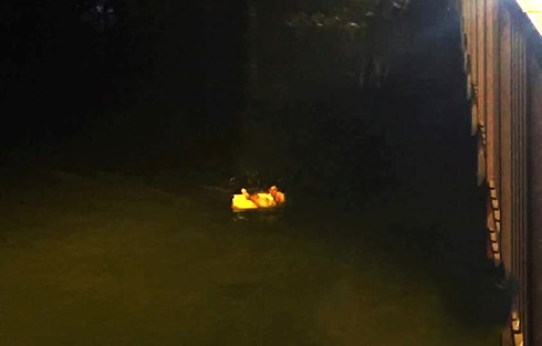 Người có mặt dưới chân cầu kịp thời bơi ra giữa sông và đưa cả 2 nạn nhân vào bờ an toàn.
