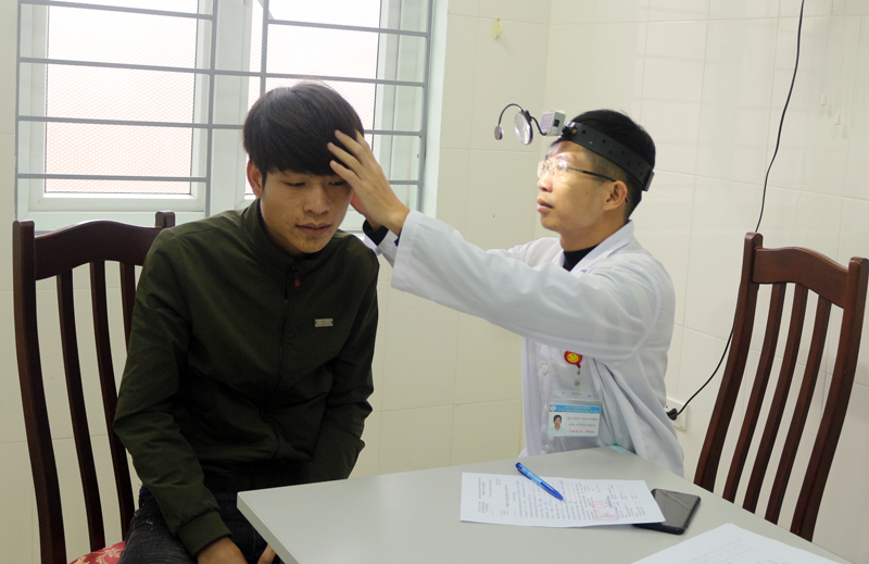 Đội ngũ y bác sĩ Trung tâm Y tế huyện Bình Liêu khám tai mũi họng cho công dân trong đợt khám tuyển NVQS năm 2018. 