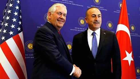 Ngoại trưởng Mỹ Rex Tillerson và Ngoại trưởng Thổ Nhĩ Kỳ Mevlut Cavusoglu. Ảnh: Reuters.
