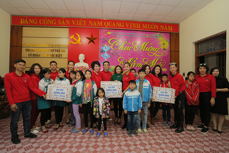 CLB Tóc Quảng Ninh tặng quà cho các em ở Trung tâm bảo trợ 