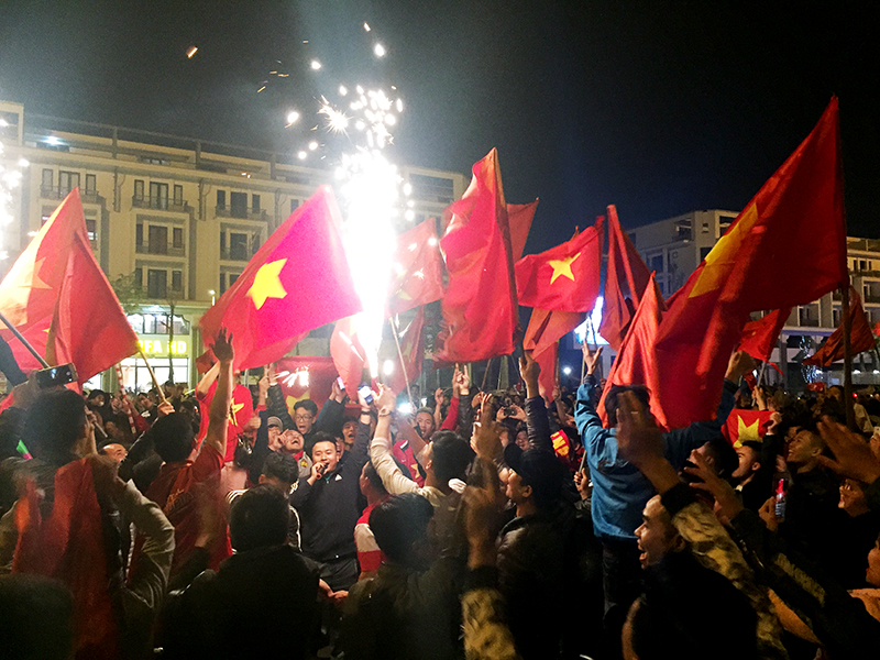 Hòa chung không khí chiến thắng của đội tuyển U23 Việt Nam, rất nhiều người dân TP Hạ Long đã tập chung tại Quảng trường 30/10 vui cùng chiến thắng.