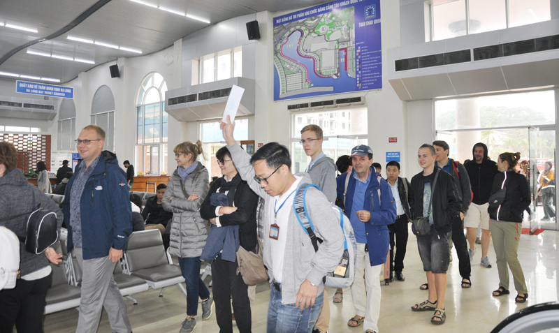 Vịnh Hạ Long, điểm đến hút khách du lịch quốc tế trong dịp Tết (Trong ảnh: Khách du lịch đến tham quan Vịnh Hạ Long ngày đầu năm 2018)