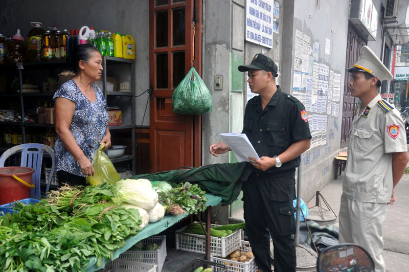 Lực lượng cán bộ, nhân viên Đội thanh tra xây dựng, trật tự và môi trường đô thị thành phố tổ chức tuyên truyền, phổ biến pháp luật cho tiêu thương chợ phường Cao Xanh