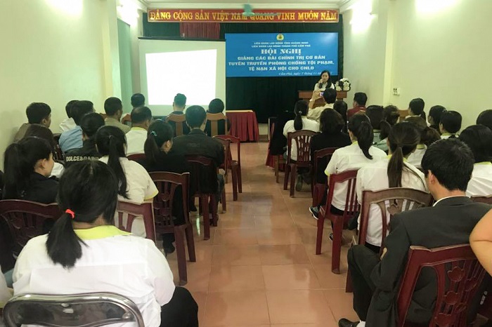 Tập thể công nhân, viên chức, người lao động Công ty CP nước khoáng Quang Hanh (TP Cẩm Phả) dự buổi tuyên truyền phòng chống tội phạm, tệ nạn xã hội.