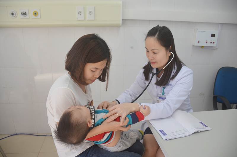 Bác sỹ Đinh Thị Lan Oanh, Phó Giám đốc, Chủ tịch Công đoàn Bệnh viện Sản Nhi đang khám cho bệnh nhi.
