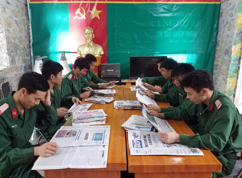 Các cán bộ, chiến sĩ Đại đội Công Binh đọc báo 