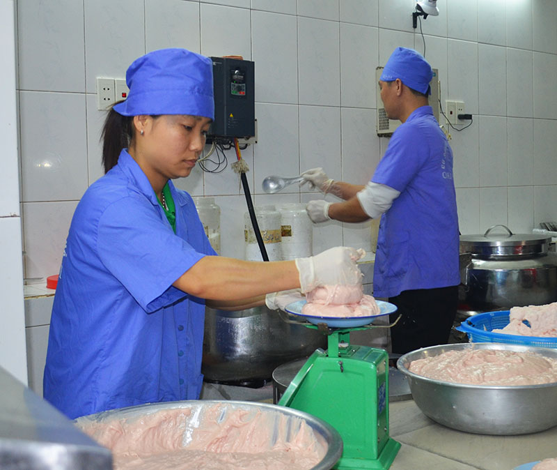 Chế biến sản phẩm giò tại cơ sở Oanh Thời (TP Hạ Long) từ nguyên liệu trong chuỗi thịt lợn