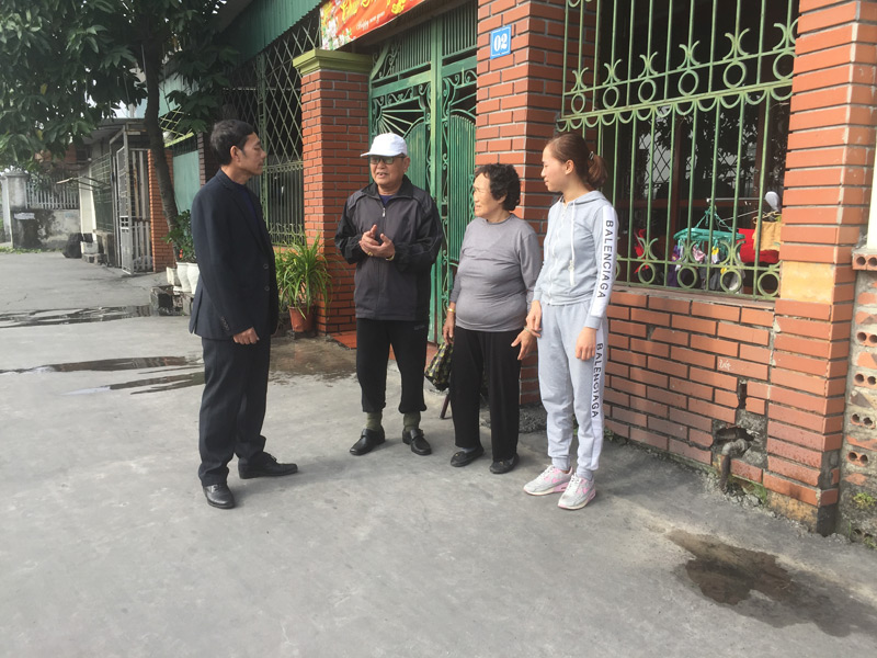 Đc Nguyễn Anh Tuấn, Bí thư chi bo, trưởng khu Vĩnh Sinh, phường MK (ĐTrieu) thường xuyên đến các tổ dân phố nắm tâm tư, nguyện vọng của người dân trong khu