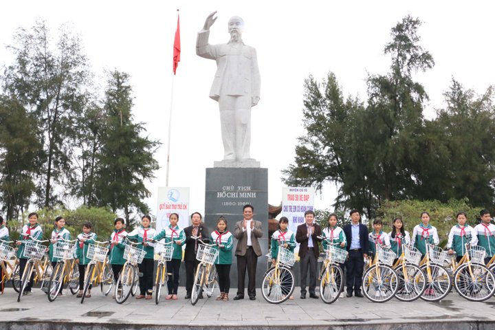 Lãnh đạo huyện trao tặng xe đạp cho các em học sinh.