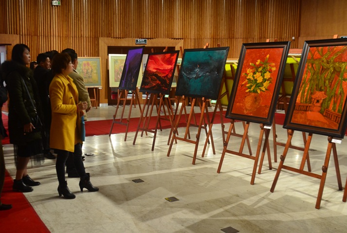 Nhiều giảng viên, sinh viên và giới mỹ thuật tỉnh nhà quan tâm đến triển lãm.