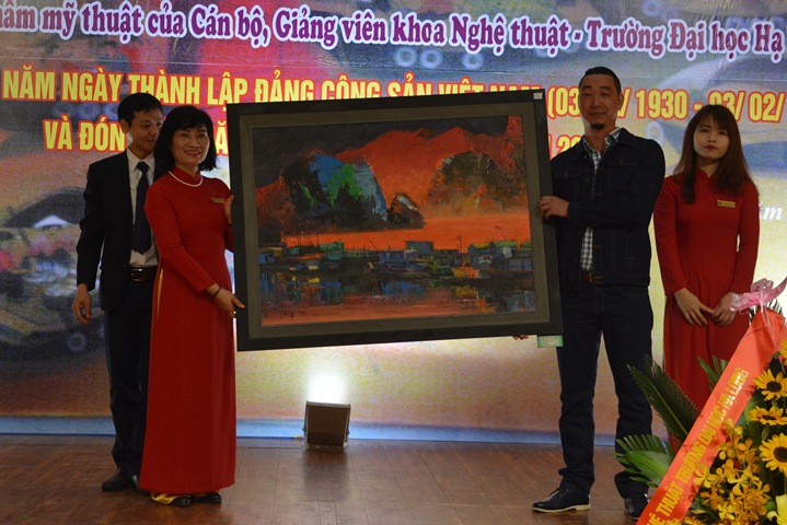 Nhóm họa sĩ tặng tranh cho Bảo tàng Quảng Ninh.