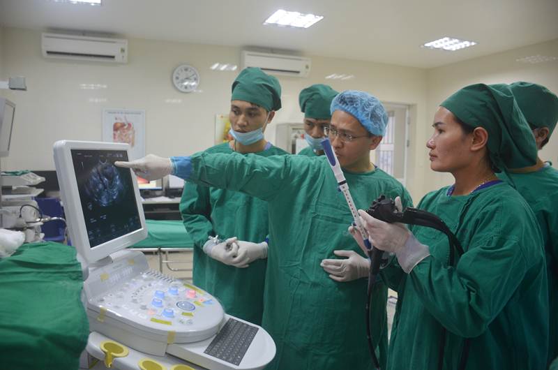 Bác sỹ Bệnh viện Bãi Cháy đang tiếp nhận chuyển giao kỹ thuật siêu âm nội soi tiêu hóa từ Bệnh viện Hoàng gia Adelaide (Úc)