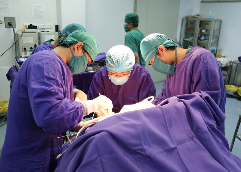 Các bác sỹ Bệnh viện Đa khoa tỉnh thực hiện phẫu thuật thoát vị não - màng não nguy hiểm cho bệnh nhi 2 tháng tuổi