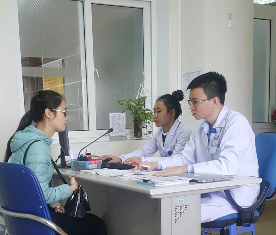 Bác sỹ Lê Đức Thắng, Khoa Hỗ trợ Sinh sản, Bệnh viện Sản Nhi đang tư vấn cho bệnh nhận.
