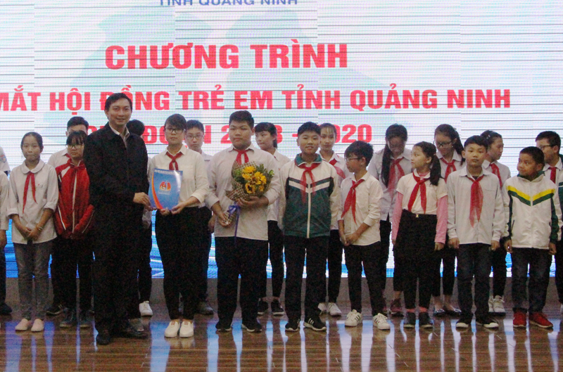 Đồng chí Lê Hùng Sơn, Bí thư Tỉnh Đoàn trao Quyết định thành lập Hội đồng trẻ em tỉnh Quảng Ninh giai đoạn 2018-2020.