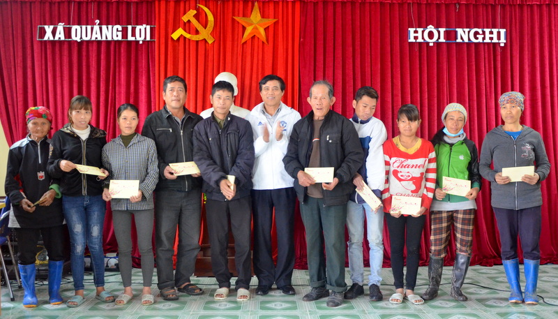 Đồng chí Tổng Biên tập thay mặt Báo Quảng Ninh tặng các phần quà tết cho hơn 10 hộ dân có hoàn cảnh khó khăn, gia đình chính sách, người có công tại xã Quảng Lợi, huyện Đầm Hà