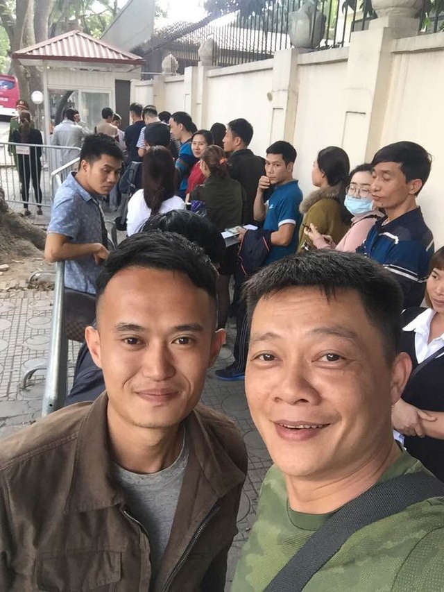 BTV Quang Minh chia sẻ hình ảnh xếp hàng trước đại sứ quán để xin visa và hứa hẹn sẽ livestream toàn bộ trận đấu cho khán giả nước nhà