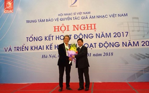 Nhạc sĩ Đỗ Hồng Quân, Chủ tịch Hội Nhạc sĩ Việt Nam tặng hoa và bằng khen cho nhạc sĩ Phó Đức Phương về những cống hiến của ông trong công tác bảo vệ quyền tác giả âm nhạc.