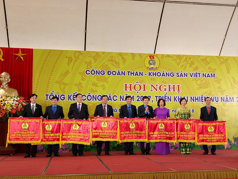 Đồng chí Trần Văn Thuật, Phó Chủ tịch Tổng LĐLĐ Việt Nam tặng cờ cho các tập thể có thành tích xuất sắc.
