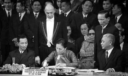 Bà Nguyễn Thị Bình, Trưởng Phái đoàn Mặt trận Dân tộc Giải phóng miền Nam Việt Nam, tham gia ký Hiệp định Paris ngày 27-1-1973. Ảnh tư liệu
