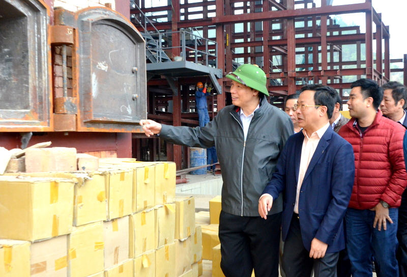 Đồng chí Nguyễn Đức Long, Chủ tịch UBND tỉnh kiểm tra lò đốt rác tại Trung tâm xử lý chất thải rắn, Vũ Oai, Hoành Bồ