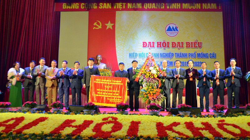 Lãnh đạo TP Móng Cái tặng bức trướng khen động viên Hiệp hội DN thành phố.