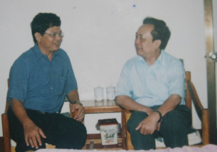 Nhà văn  Lý Biên Cương (bên phải). (Ảnh tư liệu của nhà báo Cao Thâm).
