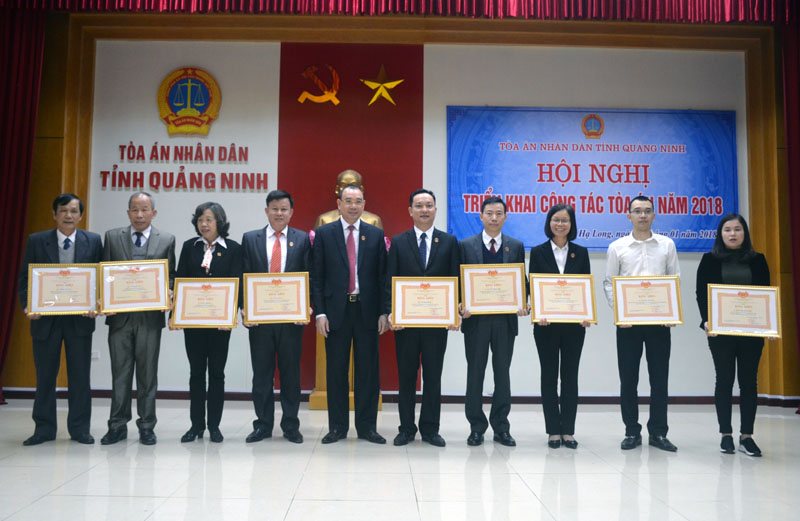Lãnh đạo TAND tỉnh trao thưởng cho những tập thể, cá nhân trong toàn Ngành vì có thành tích xuất sắt trong công tác năm 2017. Ảnh: Nguyễn Chiến