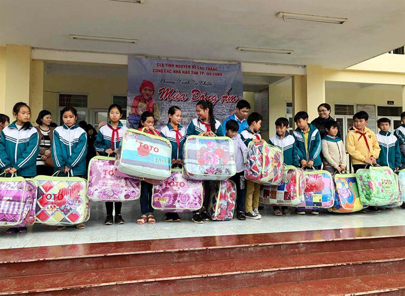 Đoàn thiện nguyện tặng chăn và quà các học sinh xã Minh Cầm, huyện Ba Chẽ.