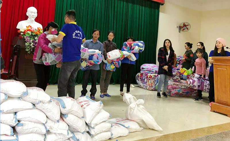 Đoàn thiện nguyện tặng chăn, gạo cho các hộ gia đình có hoàn cảnh khó khăn xã Minh Cầm, huyện Ba Chẽ.