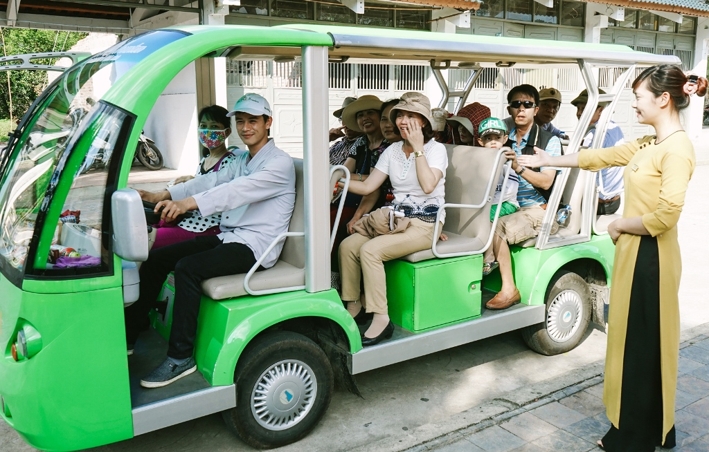 Nhân viên Công ty CPPT Tùng Lâm hướng dẫn du khách lên xe điện