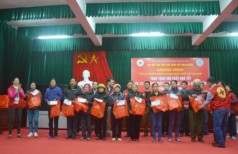 Ngoài tặng nhà, Chi hội tán trợ CTĐ Tình Người (Hội CTĐ TP Hà Nội) còn tặng 200 suất quà cho hộ nghèo, gia đình chính sách trên địa bàn TX Quảng Yên.