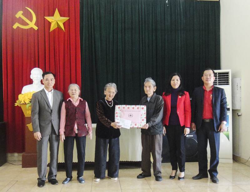 Hội CTĐ tỉnh tặng quà Tết cho người già cô đơn tại Trung tâm Bảo trợ xã hội tỉnh (Uông Bí). Ảnh: Hội CTĐ tỉnh cung cấp