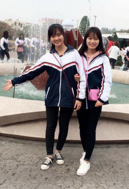 Phương Thảo (bên trái) khi còn học ở Trường THPT Minh Hà, TX Quảng Yên. Ảnh nhân vật cung cấp.