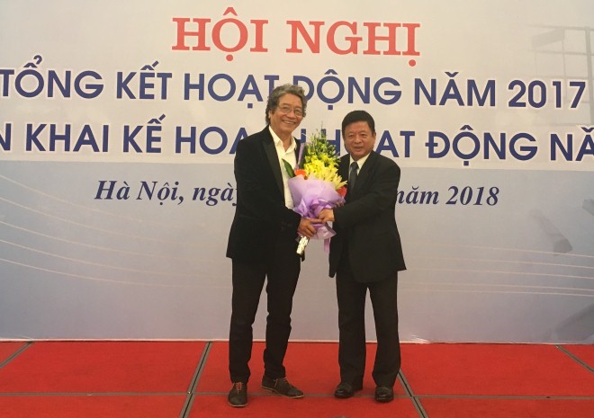  Nhạc sĩ Đỗ Hồng Quân (phải) trao hoa và bằng khen của Hội Nhạc sĩ Việt Nam cho nhạc sĩ Phó Đức Phương