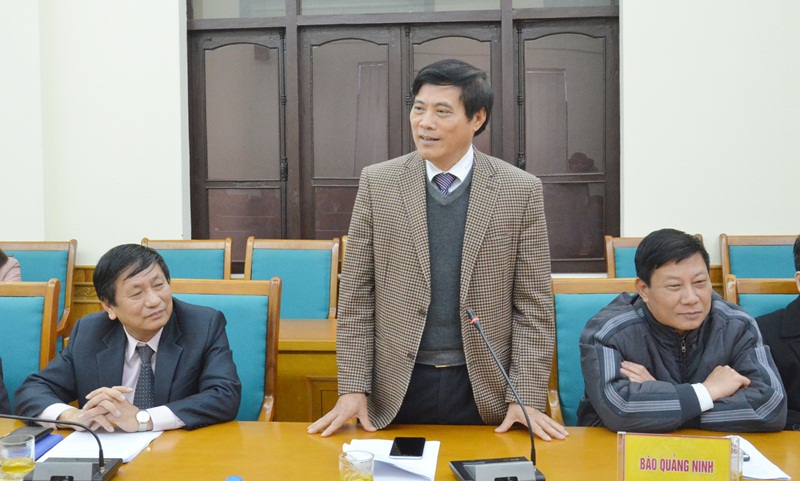 Đồng chí Nguyễn Tiến Mạnh, Tổng Biên tập Báo Quảng Ninh phát biểu ý kiến tại hội nghị. 