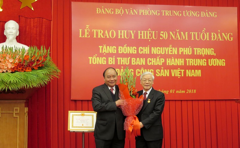 Thủ tướng Chính phủ Nguyễn Xuân Phúc chúc mừng Tổng Bí thư Nguyễn Phú Trọng