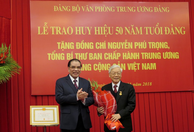 Nguyên Tổng Bí thư Nông Đức Mạnh chúc mừng Tổng Bí thư Nguyễn Phú Trọng