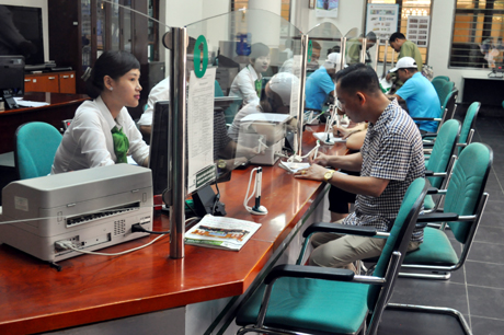 Khách hàng giao dịch tại Vietcombank Chi nhánh Móng Cái.