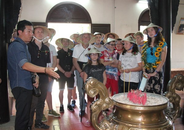 Khách du lịch quốc tế đến tham quan tại nhà thờ các Vua Hùng nằm trong khuôn viên Bảo tàng tỉnh Vĩnh Long. (Ảnh: Lê Thúy Hằng/TTXVN)