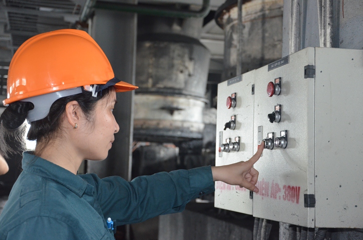 Công nhân vận hành hệ thống xử lý bùn nước của Công ty Tuyển than Cửa Ông (Ảnh: Phạm Học).