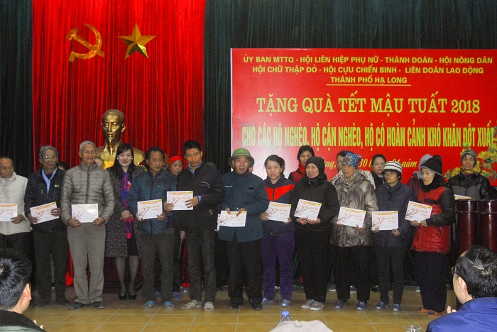 40 hộ khó khăn tại phường Cao Thắng (TP Hạ Long) nhận quà hỗ trợ tại chương trình.