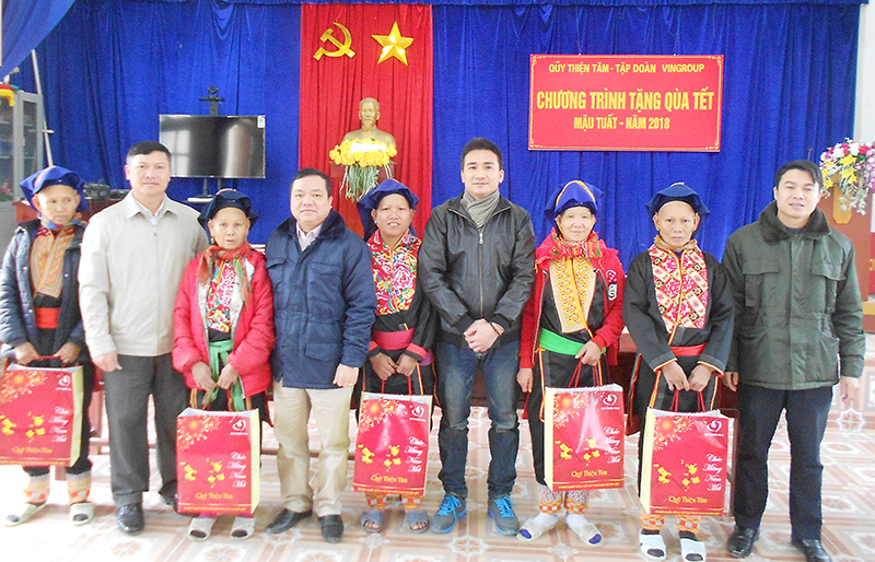 Quỹ Thiện Tâm - Tập đoàn Vingroup tặng quà Tết cho các hộ nghèo trên địa bàn huyện Ba Chẽ