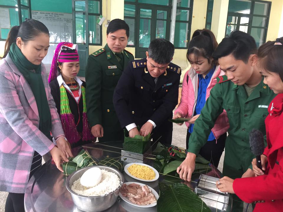 Thanh niên và chiến sĩ trên điện bàn huyện Hải Hà tổ chức gói bánh chưng đón Tết Nguyên đán 2017. (Ảnh: Huyện đoàn Hải Hà)