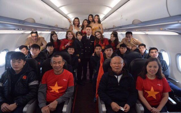 Đội tuyển U23 Việt Nam trên chuyến bay Vietjet. Ảnh: saostar.vn